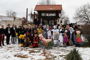 Fašaňk ve Vlkoši - společné foto masek u presu na křižovatce